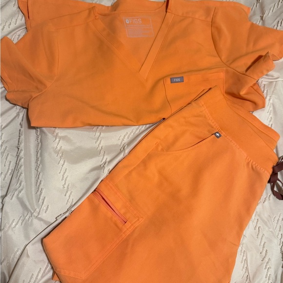 FIGS set in Papaya - Picture 3 of 3